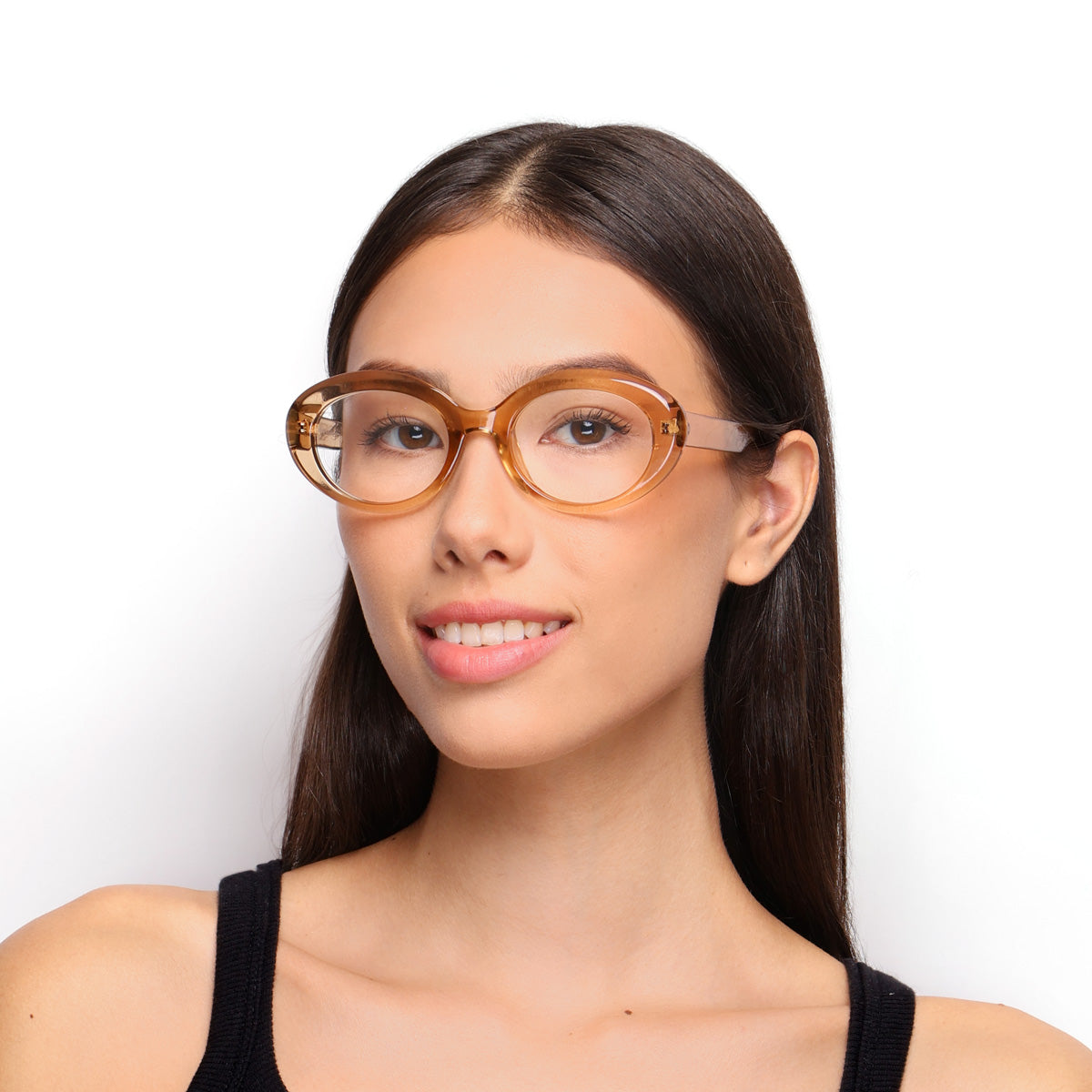 Óculos Oval G10 Champanhe em modelo com rosto médio.