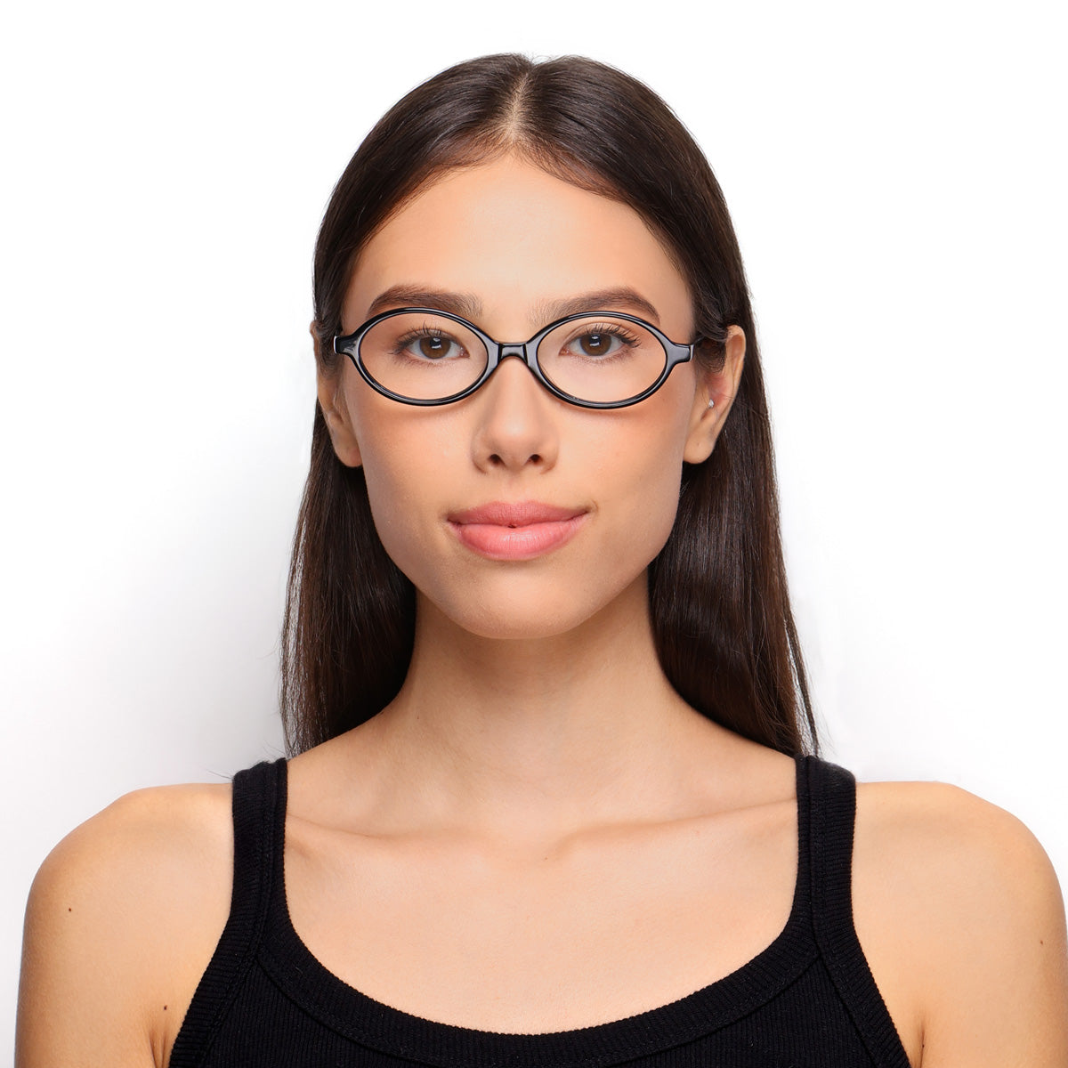 Óculos Oval G11 Preto em modelo com rosto médio.
