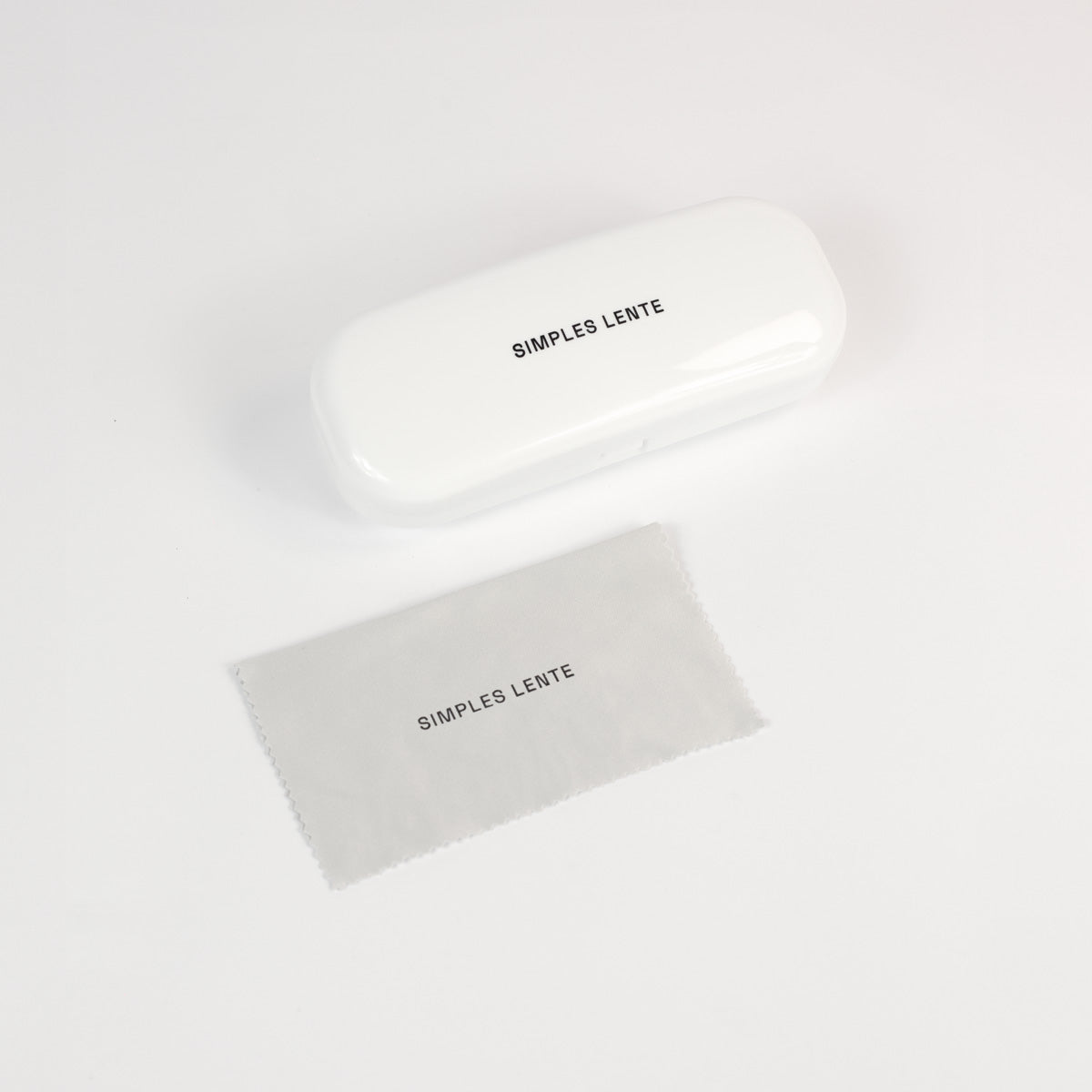 Acompanha kit com estojo rígido e lenço de microfibra.