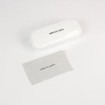 Acompanha kit com estojo rígido e lenço de microfibra.
