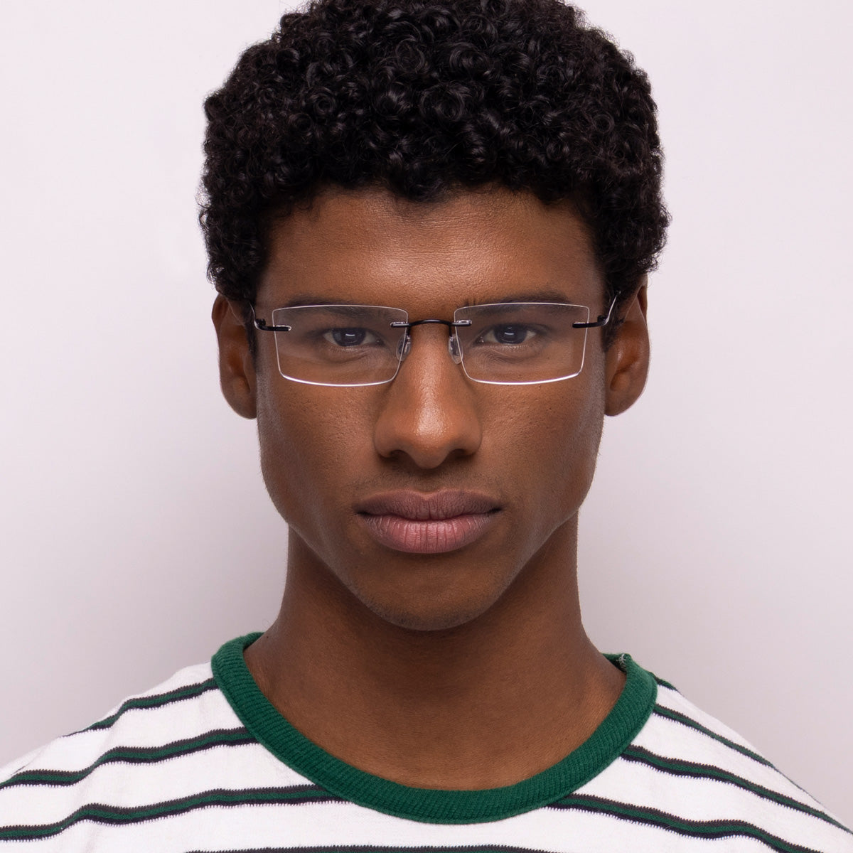 Óculos Sem Aro FM3 Preto em modelo com rosto médio.
