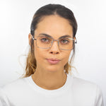 Óculos Metal Quadrado DM1 Prata em modelo com rosto pequeno.