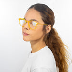 Óculos Redondo Médio B2 Amarelo em modelo com rosto pequeno.