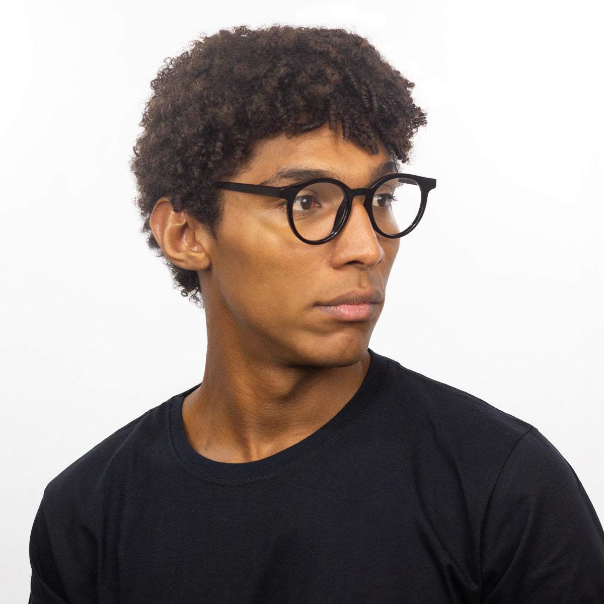 Óculos Redondo Grande A1 Preto em modelo com rosto grande.