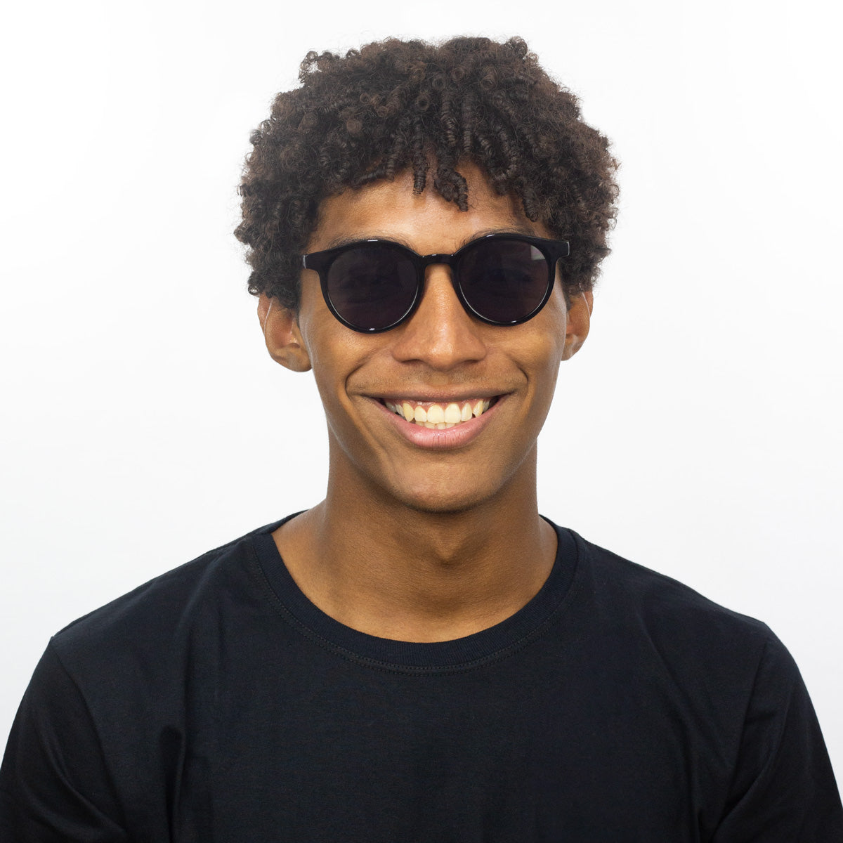Óculos Redondo Grande A1 Preto em modelo com rosto grande.