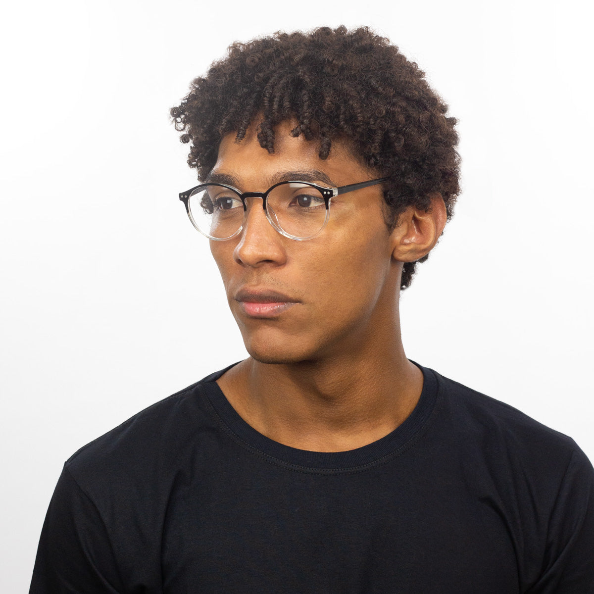 Óculos Redondo Médio B2 Preto Degradê em modelo com rosto grande.