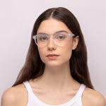Óculos Redondo Médio B11 Cristal Fosco em modelo com rosto pequeno.