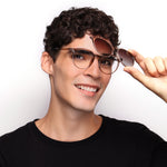 Óculos Clip On Redondo Grande AC2 Champanhe em modelo com rosto médio.