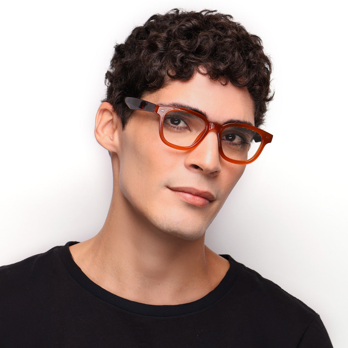 Óculos Quadrado Médio D5 Caramelo em modelo com rosto Médio.