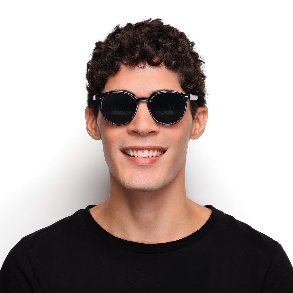 Óculos Redondo Grande A3 Preto em modelo de rosto médio.
