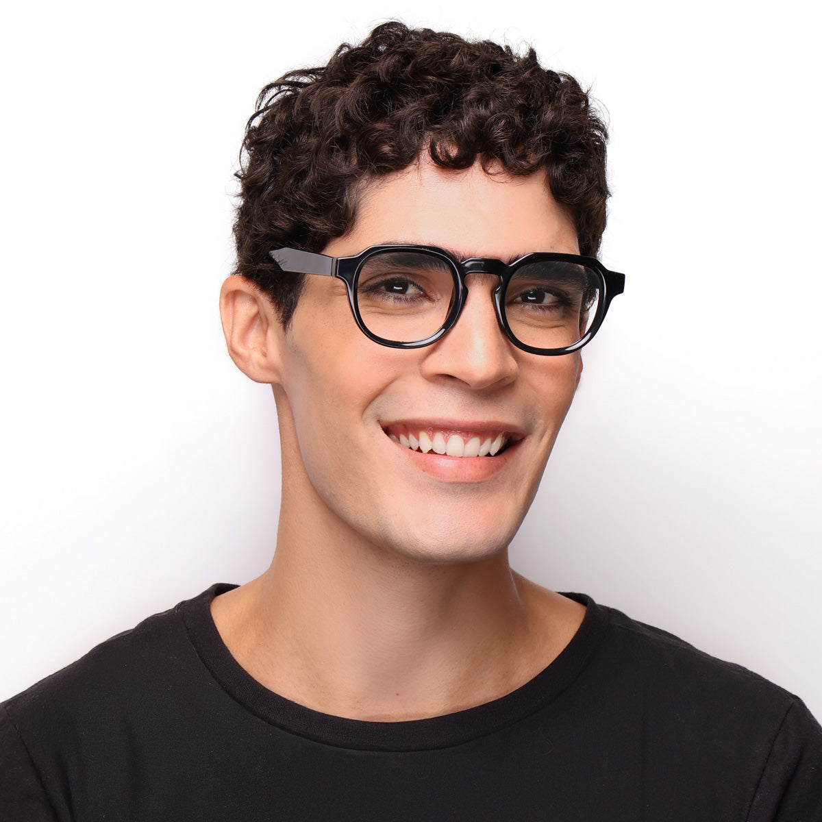Óculos Redondo Grande A4 Preto em modelo com rosto médio.