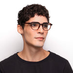 Óculos Redondo Médio B15 Caramelo Brilho em modelo com rosto médio.