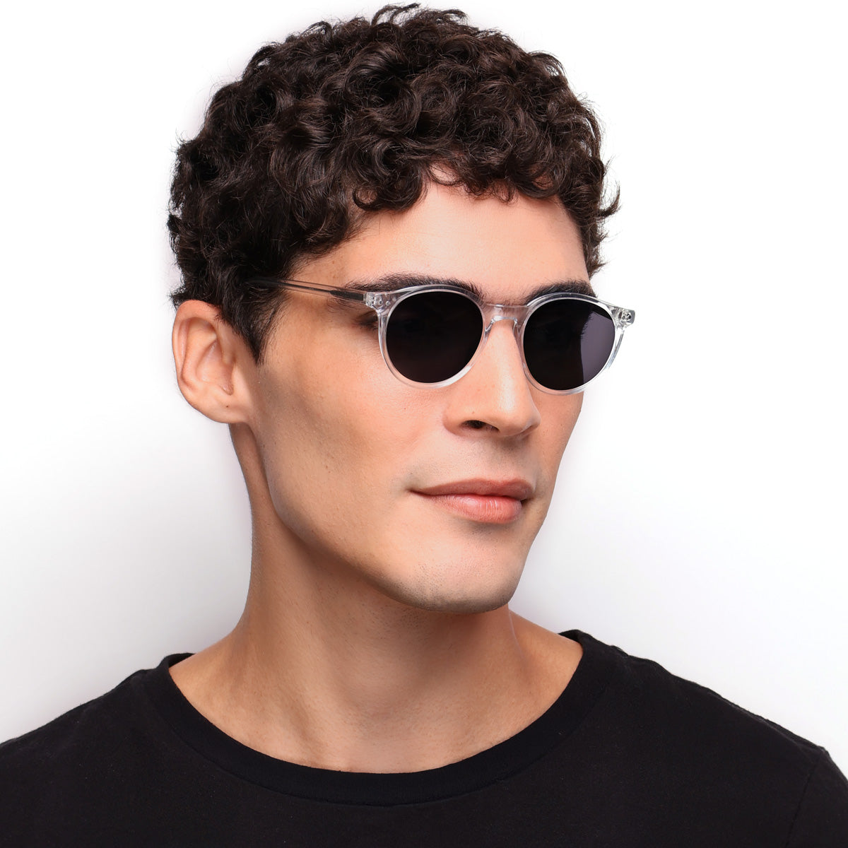 Óculos Redondo Pequeno C4 Cristal em modelo com rosto médio.