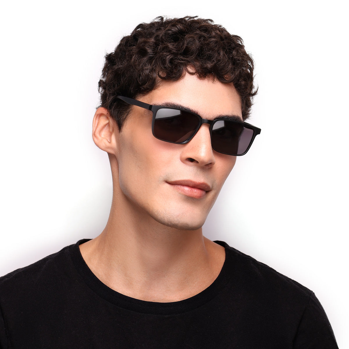 Óculos Retangular Médio D4 Preto Fosco em modelo com rosto grande.