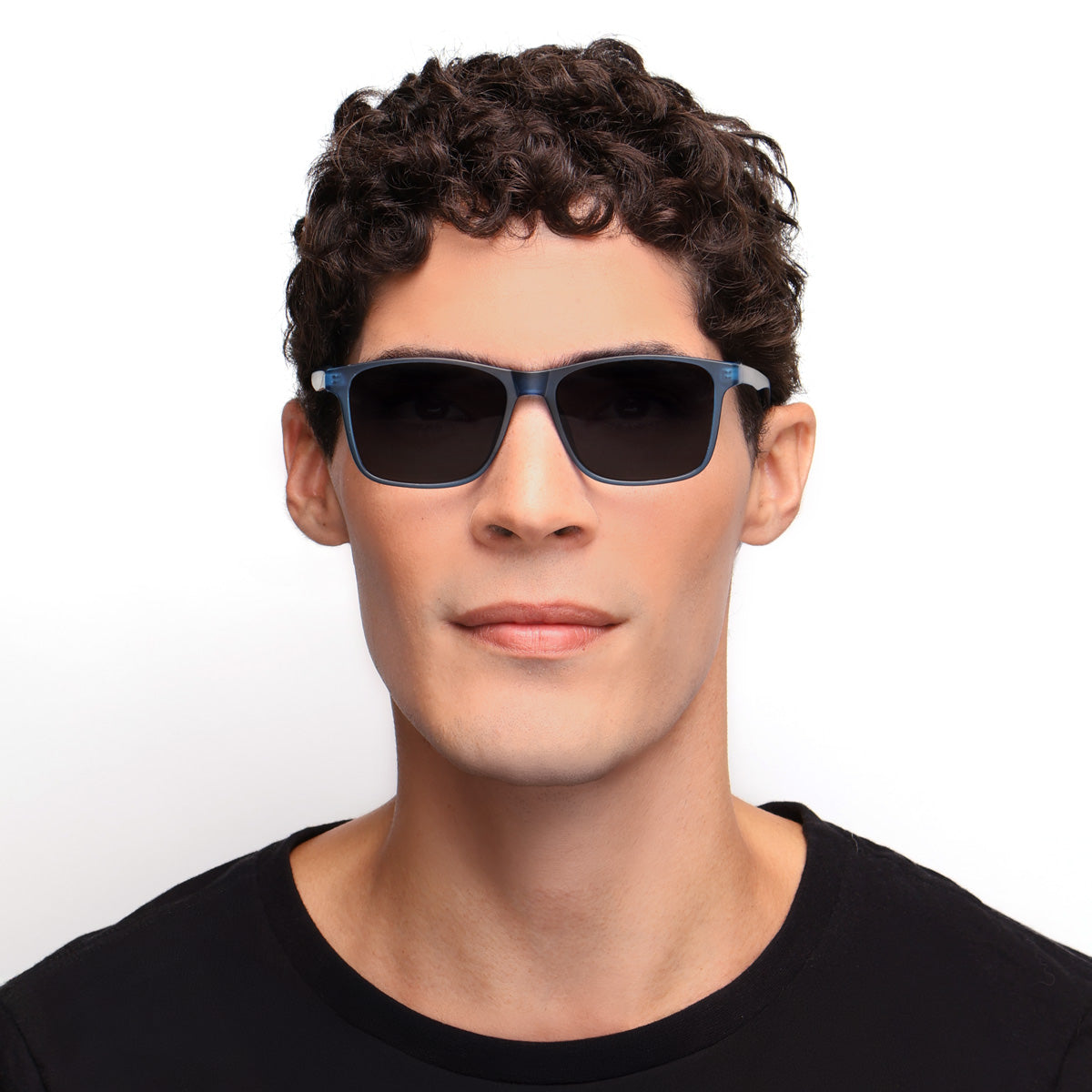 Óculos Retangular Médio E5 Azul Fosco em modelo com rosto grande.