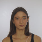 Óculos Redondo Médio BM4 Prata com Haste Nude em modelo com rosto médio.