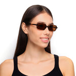 Óculos Retangular J6 Tartaruga em modelo com rosto médio.