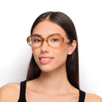 Óculos Oval G10 Champanhe em modelo com rosto médio.