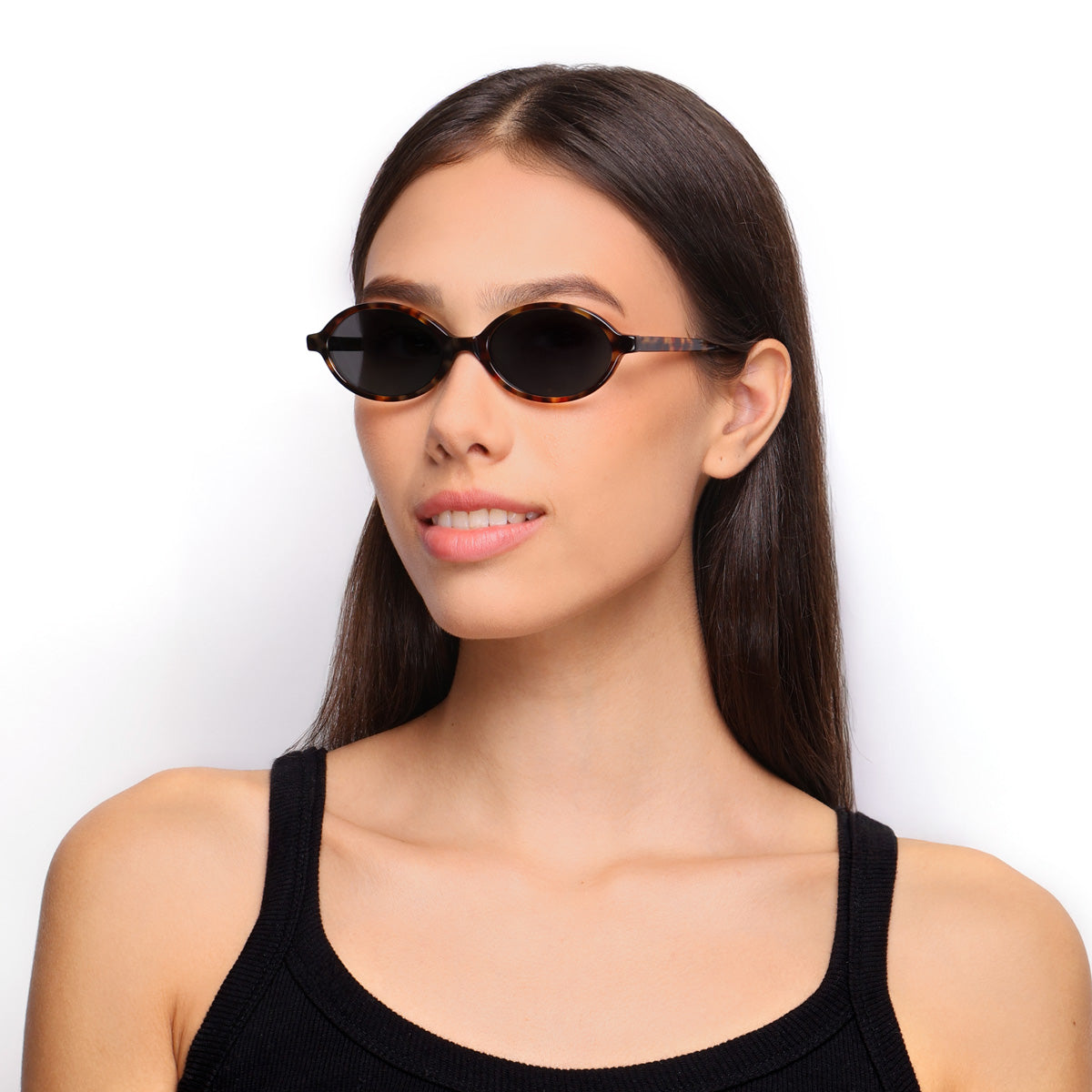 Óculos Oval G11 Tartaruga em modelo com rosto médio.