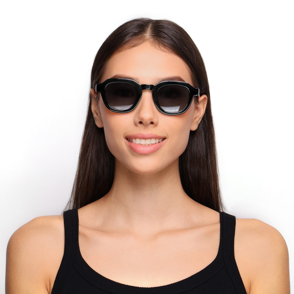 Óculos Redondo Bold B14 Preto Brilho em modelo com rosto médio.