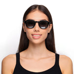 Óculos Redondo Bold B14 Preto Brilho em modelo com rosto médio.