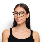 Óculos Redondo Médio B15 Preto Brilho em modelo com rosto médio.