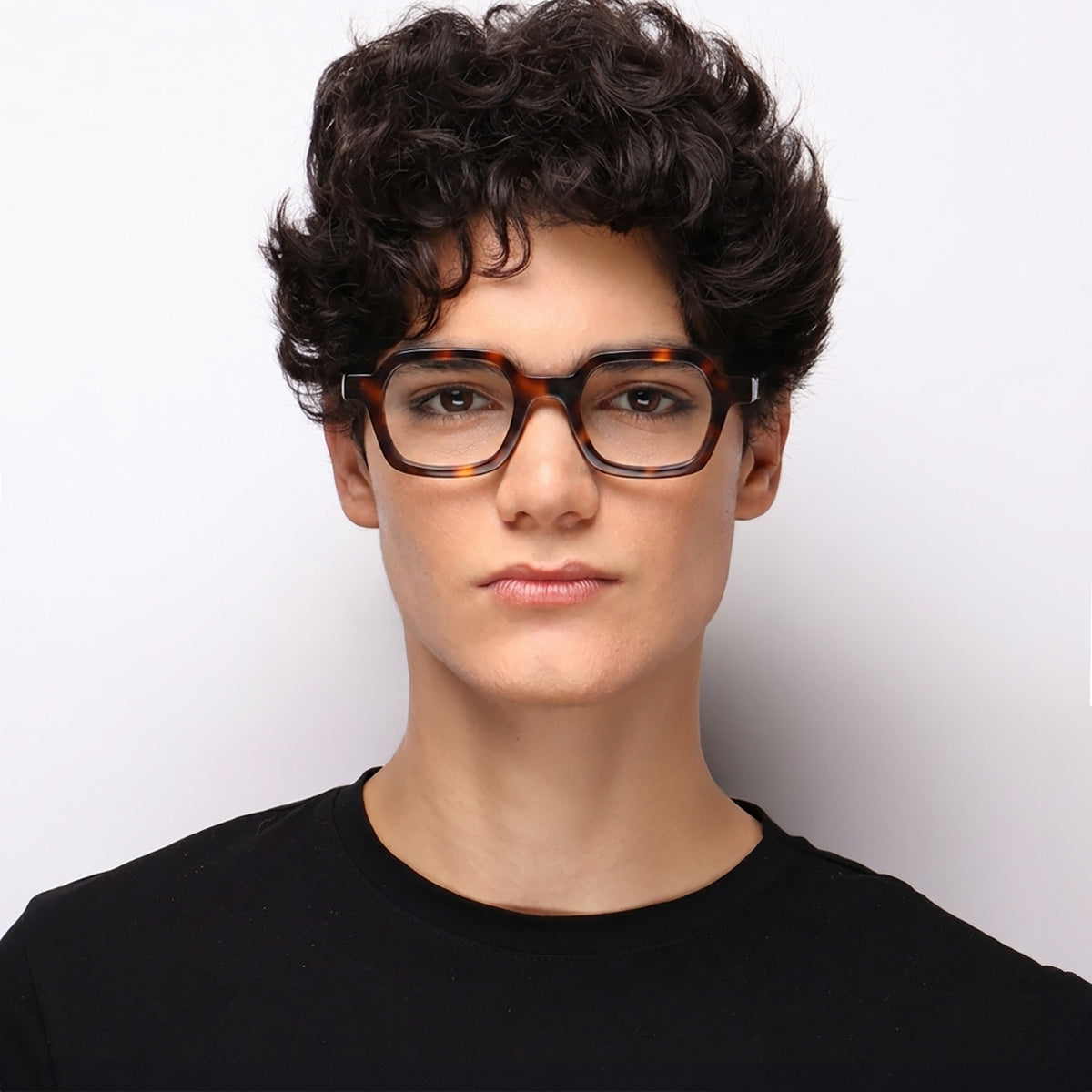  Óculos G24 Tartaruga em modelo com rosto grande.