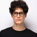  Óculos G24 Tartaruga em modelo com rosto grande.