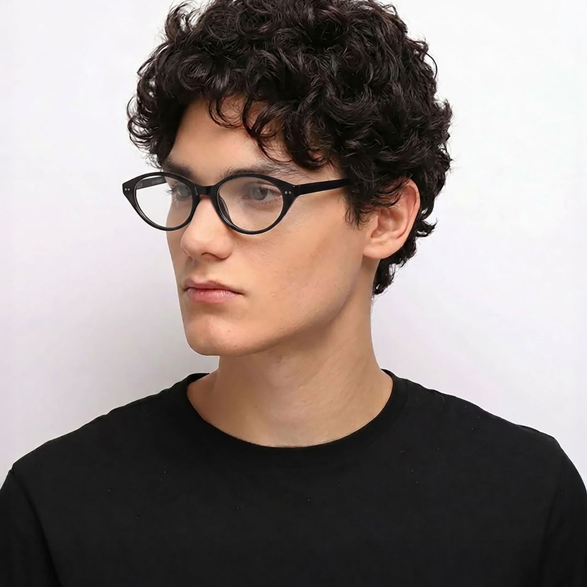 Óculos Oval iC2 Preto em modelo com rosto grande.