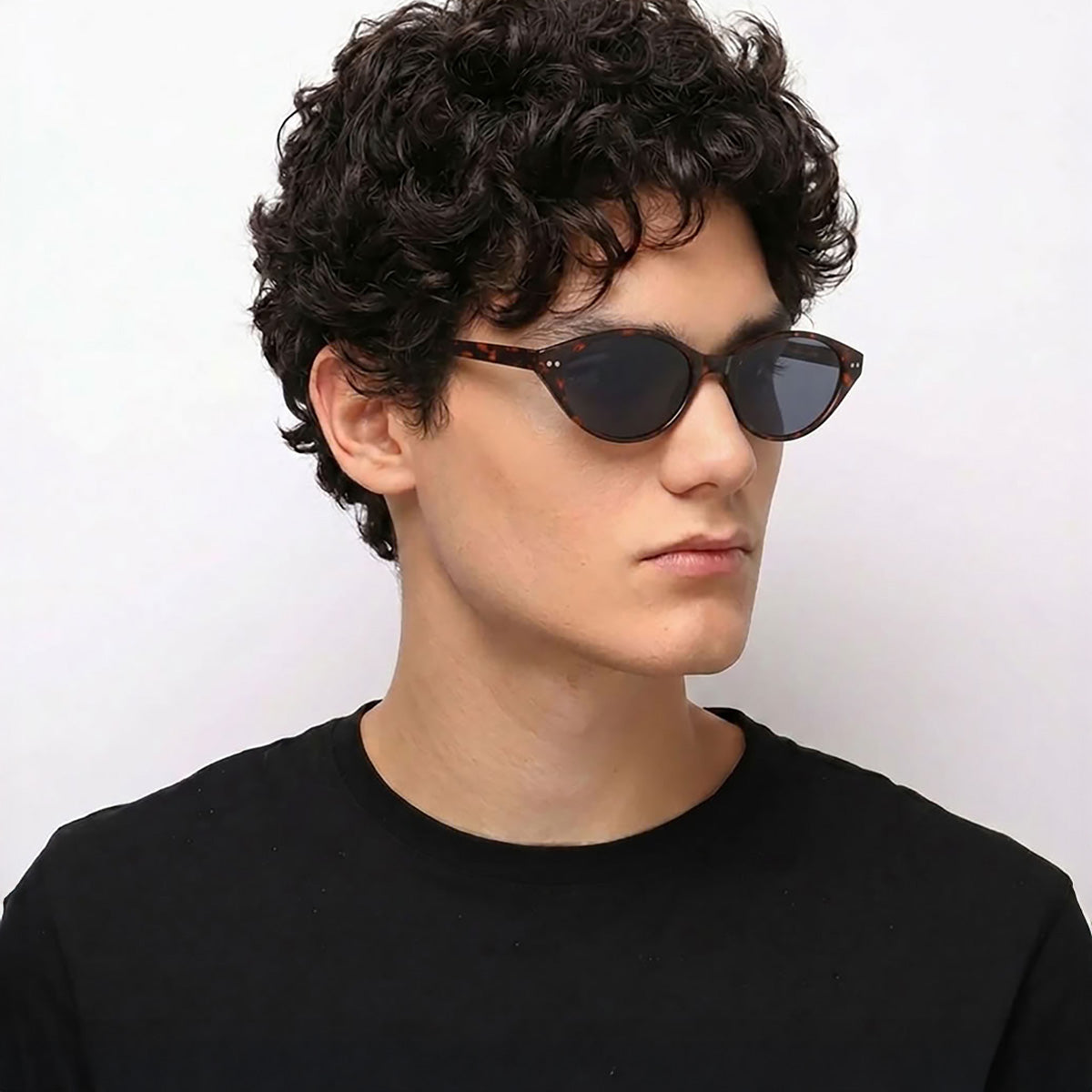 Óculos Oval iC2 Tartaruga em modelo com rosto grande.