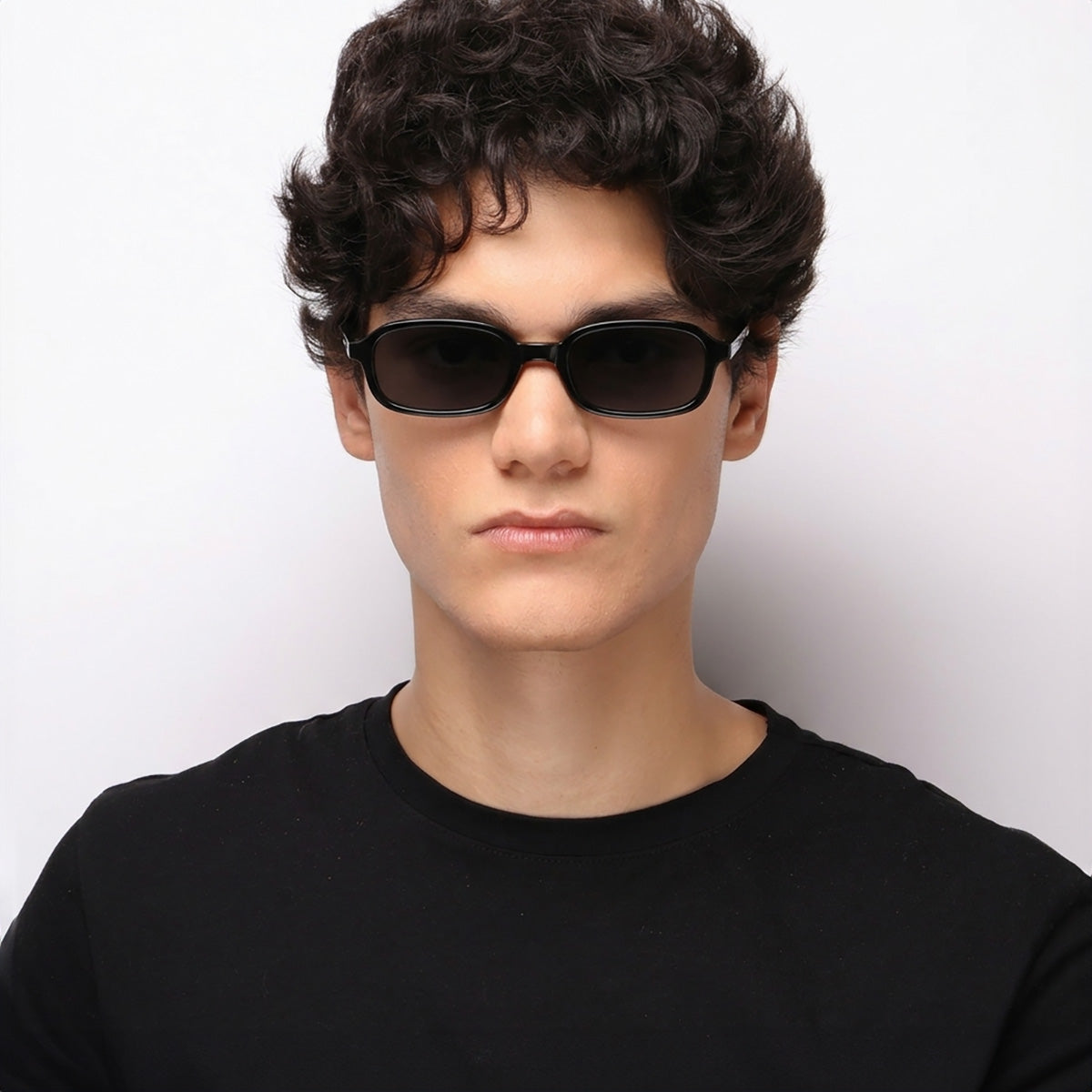 Óculos J08 Preto em modelo com rosto grande.
