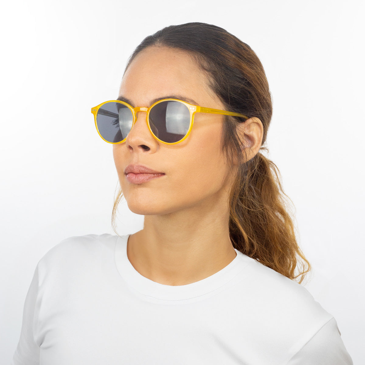 Óculos Redondo Médio B2 Amarelo em modelo com rosto pequeno.