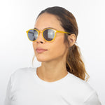 Óculos Redondo Médio B2 Amarelo em modelo com rosto pequeno.