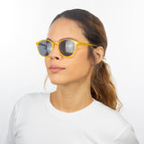 Óculos Redondo Médio B2 Amarelo em modelo com rosto pequeno.