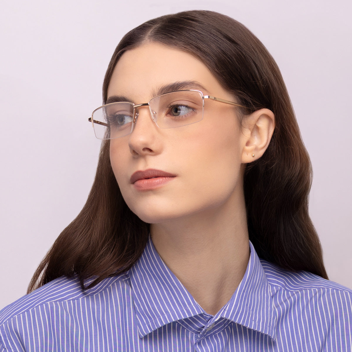 Óculos EM4 Meio Aro Dourado em modelo com rosto pequeno.