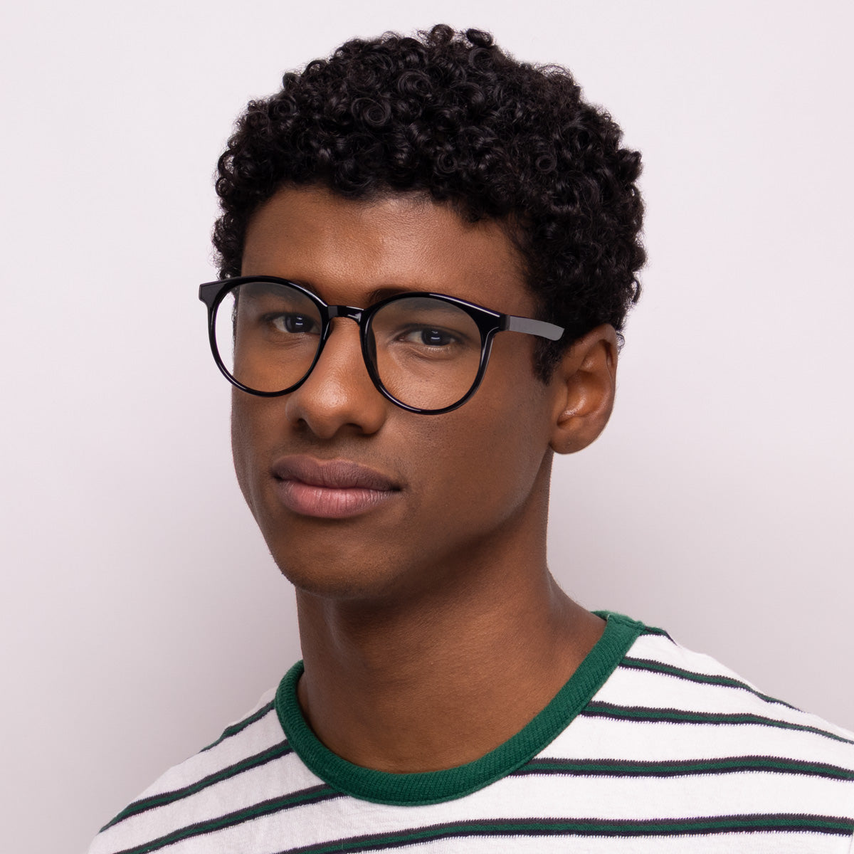 Óculos Redondo Médio B18 Preto em modelo com rosto médio.