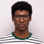 Óculos Redondo Médio B18 Tartaruga em modelo com rosto médio.