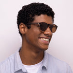 Óculos Clipon Redondo CC2 Caramelo  Degrade em modelo com rosto médio.