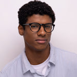 Óculos Clipon Redondo CC2 Preto em modelo com rosto médio.