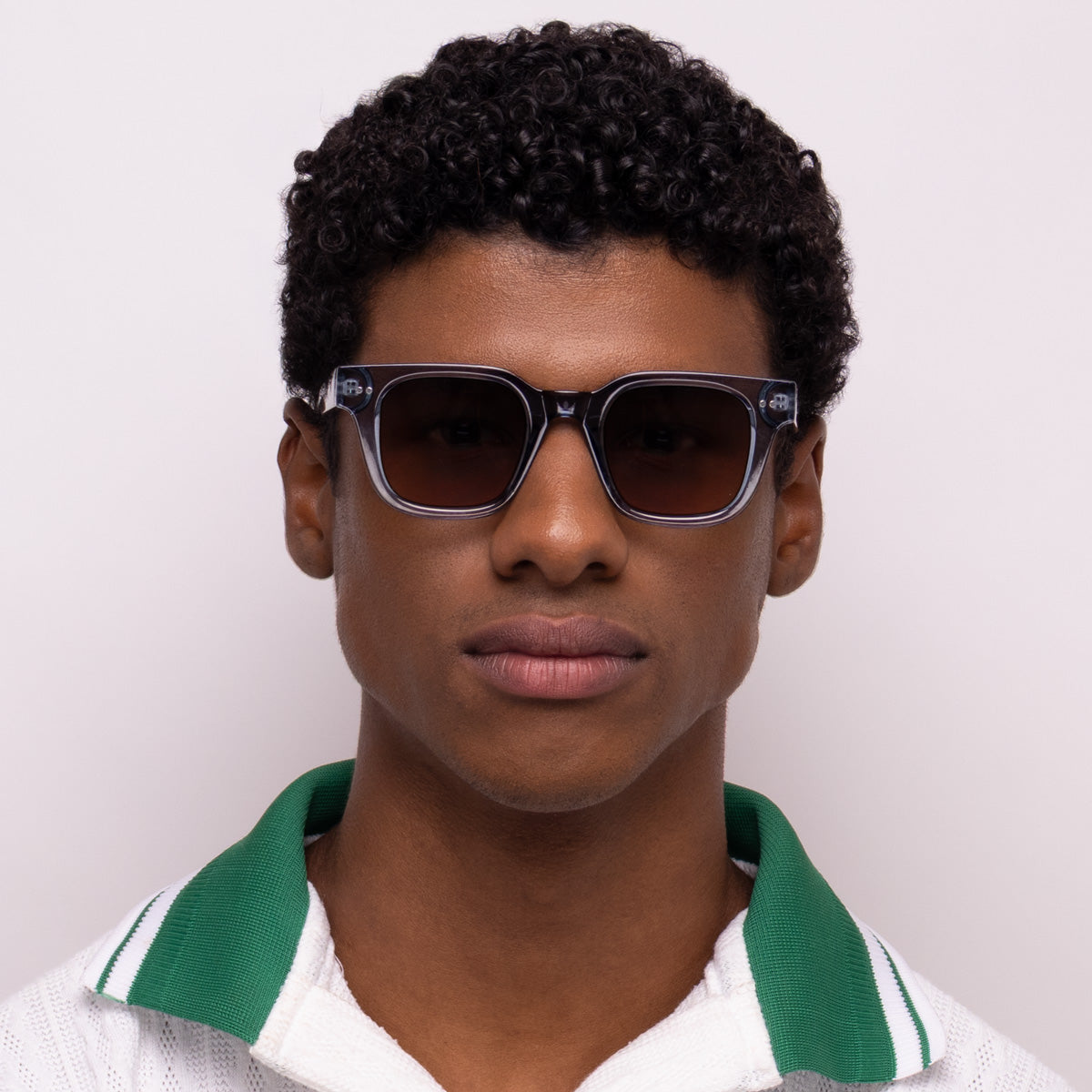 Óculos Quadrado Grande D8 Azul em modelo com rosto médio.