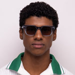 Óculos Quadrado Grande D8 Azul em modelo com rosto médio.