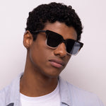 Óculos Quadrado Grande Marrom Degrade em modelo com rosto médio.