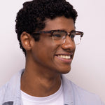 Óculos Acetato Com Metal DM4 Tartaruga em modelo com rosto médio.