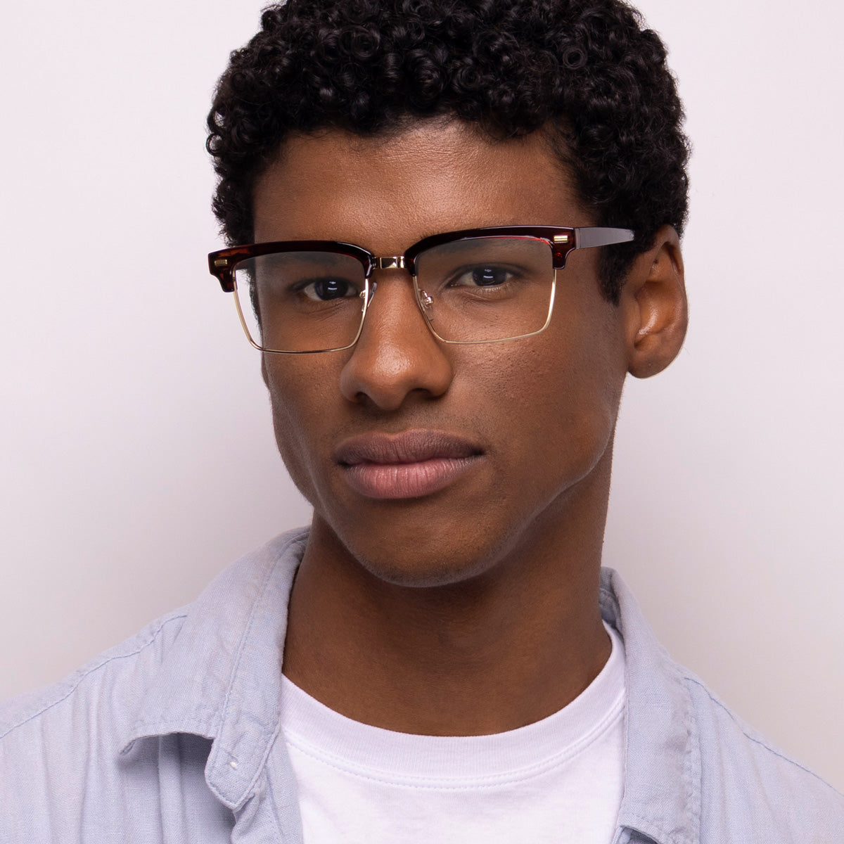 Óculos Acetato Com Metal DM4 Vinho em modelo com rosto médio.