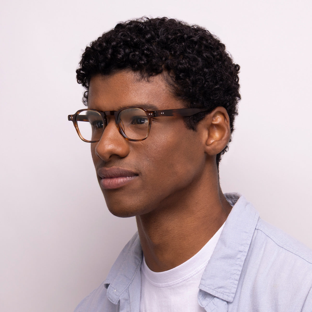 Óculos Quadrado E13 Tartaruga em modelo com rosto médio.