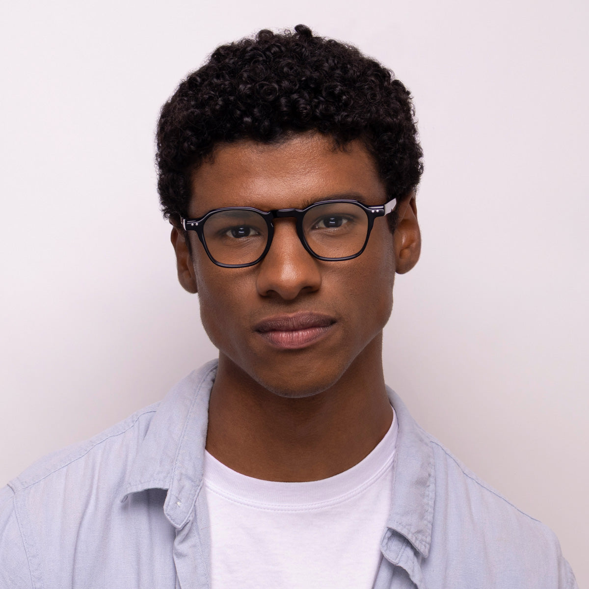 Óculos Quadrado E13 Preto em modelo com rosto médio.