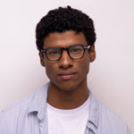 Óculos Quadrado E13 Preto em modelo com rosto médio.