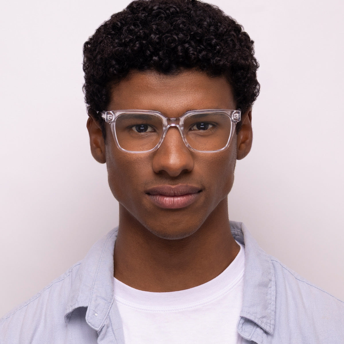 Óculos E7 Médio Cristal em modelo com rosto médio.