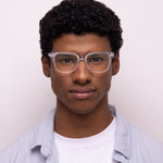 Óculos E7 Médio Cristal em modelo com rosto médio.