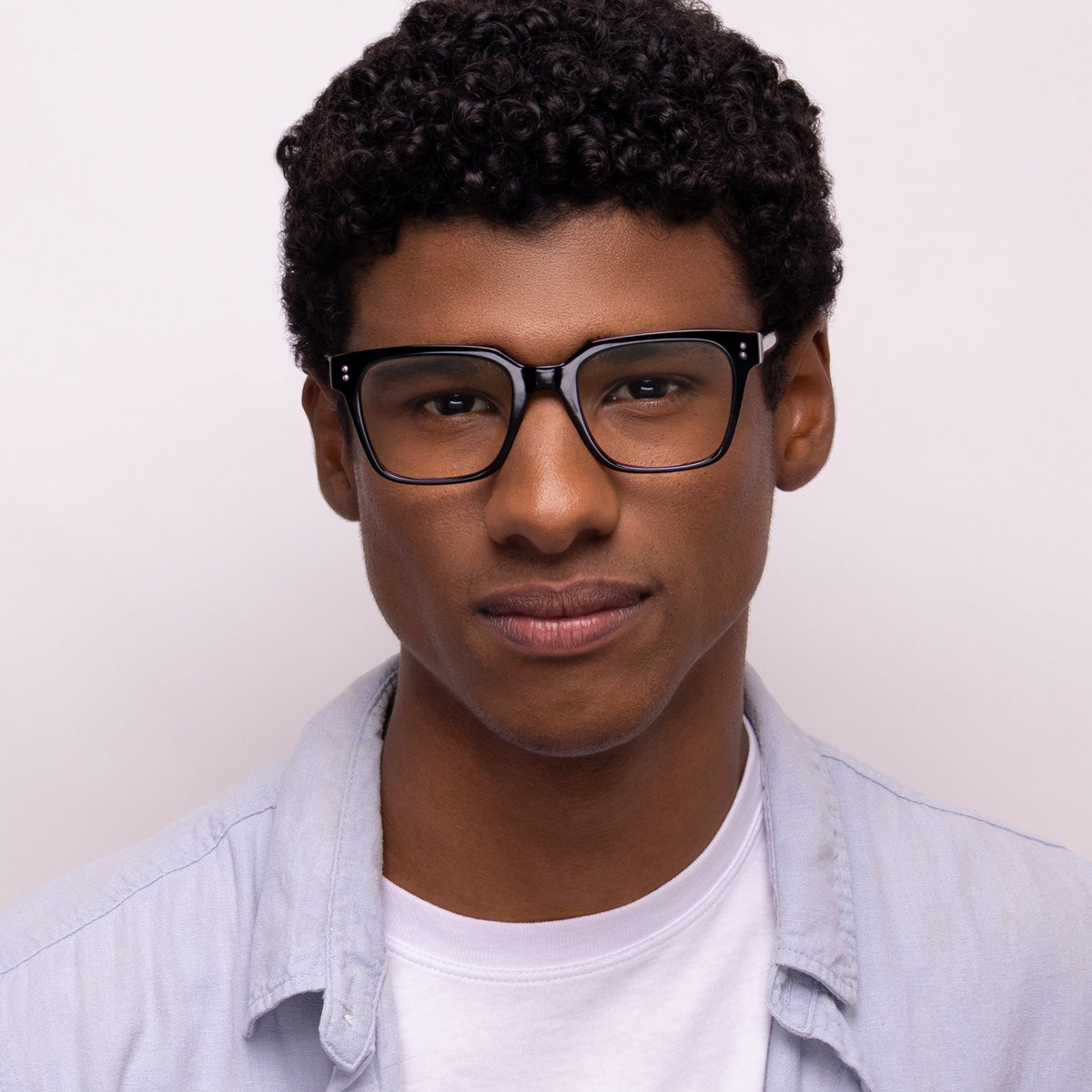 Óculos E7 Médio Preto em modelo com rosto médio.